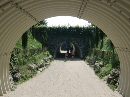 Kevelaer : Am Scheidweg, Irrland die Bauernhof-Erlebnisoase, durch einen Tunnel unter einer Straße gelangt man von Irrland-West nach Irrland-Süd.